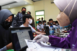 KSAL Tinjau Vaksinasi COVID-19 di Madiun
