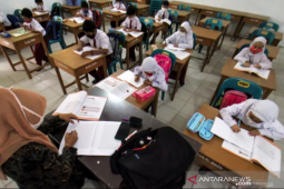 Sekolah tatap muka digelar bertahap di Karawang
