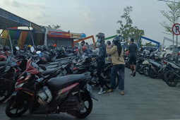 Lama tak piknik, warga Jambi serbu Danau Sipin