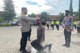 Kapolres Loteng pimpin apel pembinaan tradisi pembaretan bintara remaja