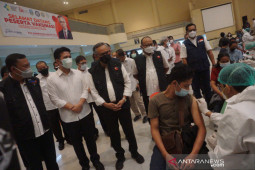 Vaksinasi massal OJK dan IKA Unair sasar 5.600 orang