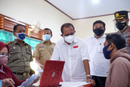 Wawali Armuji tinjau penyaluran Bansos JPS APBD di Surabaya