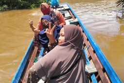 Perjuangan guru PAUD Murung Raya cari sinyal di tengah banjir
