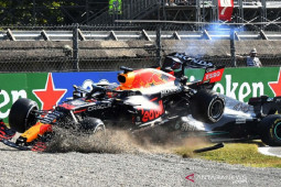 Verstappen sindir tajam komentar  "di bawah tekanan" Hamilton