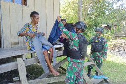 TNI beri pengobatan keliling warga di perbatasan