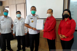 Bupati Bengkayang serahkan bantuan keuangan 8 partai politik