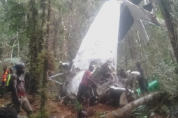 Upaya evakuasi jenazah kru pesawat Rimbun Air di Bilogai terkendala cuaca