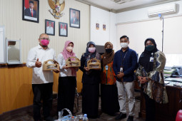 Lindungi tenaga kesehatan, BPJS Kesehatan Pasuruan beri bantuan alat medis lewat program OSR