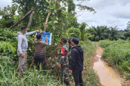 Satgas Pamtas pasang spanduk larangan keluar-masuk perbatasan Indonesia-Malaysia