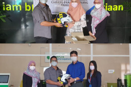 BPJamsostek Pangkalpinang bagikan helm kepada tenaga kerja