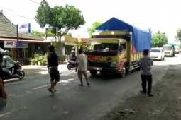 Peternak ayam petelur di Lotim sweeping truk dari Bali dan Jawa