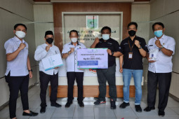 Bank Kalsel Batulicin serahkan bantuan Rp30 juta kepada korban banjir