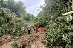 Satu alat berat ditemukan dalam operasi penertiban tambang liar di Batu Harang, HST