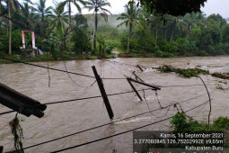 Ratusan warga mengungsi akibat bencana banjir di Pulau Buru, waspadai peringatan BMKG