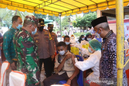 Wabup Zarnawi dan Kapolres Palas tinjau vaksinasi Merdeka di Polsek Sosa