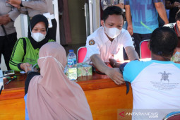 92 warga ikuti vaksinasi di Polres Mukomuko