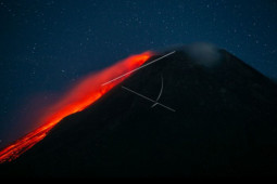 Luncuran lava pijar  Gunung Merapi  ke barat daya sejauh 1,8 kilometer