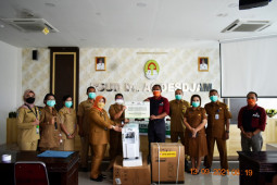 Artha Graha Peduli serahkan bantuan "Oxygen Concentrator" di Kalbar