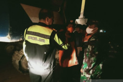 Longsor di Tapsel, akses kendaraan Padang Sidempuan - Angkola Selatan lumpuh total
