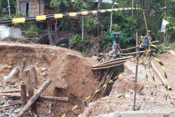 Jembatan alternatif di Jalinsum Sosopan ambruk diterjang arus deras Sungai Hulim