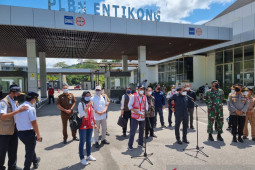 Menhub evaluasi kepulangan PMI dari PLBN Aruk dan Entikong