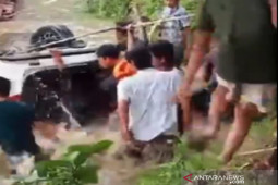 Tiga penumpang tewas dalam mobil tenggelam duduk di bangku paling belakang