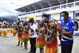 Kontingen  resmi pertama PON Papua mendapat sambutan spesial