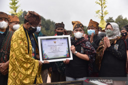 Menparekraf resmikan amphitheater dukung potensi wisata di Ranupani Jatim