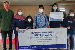 DSLNG kembali berikan beasiswa untuk 52 pelajar dan mahasiswa Batui