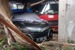 Mobil tangki suruduk rumah warga dan mobil di Kota Stabat