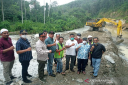 Dek penahan jalan ruas Panyabungan - Pagur mulai dikerjakan