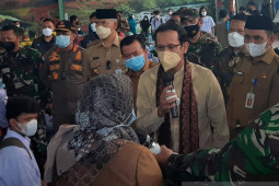 Mendikbud tinjau vaksinasi guru dan peserta didik di Jambi