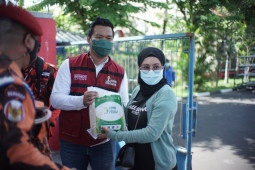 HIPMI Sidoarjo beri beras ke warga usai vaksinasi