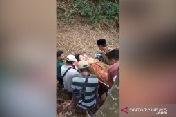 Viral, ibu hamil ditandu melintasi sungai kering di Jember