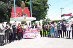 1.500 masker dibagikan FPK, Polres Langkat dan Polsek Pangkalan Brandan