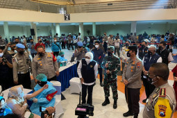 Peringati HUT Lalu Lintas Bhayangkara, Ditlantas Polda Jatim gelar vaksinasi untuk tunawisma