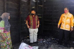 Bupati Tapsel serahkan bantuan kepada nenek 70 tahun korban kebakaran Sipirok