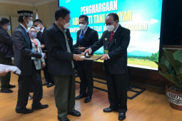 Bupati Tabalong terima Lencana Adhi Bhakti Tani Nelayan Pratama