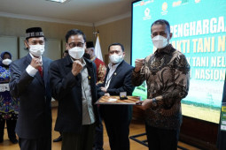 Wagub Sumut Musa Rajekshah terima penghargaan Lencana Adhi Bhakti Tani Nelayan