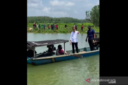 Presiden naik perahu seberangi sungai demi menyapa warga di Tritih Kulon