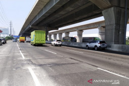 Jalan Tol Jakarta-Cikampek kembali diperbaiki, pengguna jalan diminta hati-hati