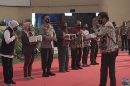 Viral Blast Global beri paket sembako kepada ratusan tunawisma peserta vaksinasi
