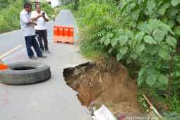 UPT Binamarga dan Konstruksi Gunung Tua tinjau Jalinsum longsor di Hutaraja Tinggi Palas
