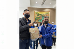 Sarnawi beri AHY kopi Liberika produksi petani Kayong Utara