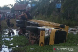 Truk material terperosok ke dalam saluran air di Labuhanbatu, tiga buruh tewas tertimpa muatan