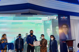 AHY beri penghargaan Bupati Sambas atas donasi pembangunan DPD Demokrat Kalbar