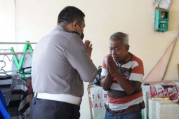 Seorang pensiunan polisi jadi "manusia silver" layaknya pengemis