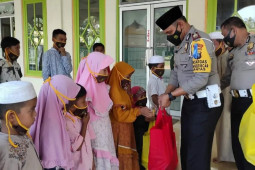 Kasat Lantas Polres Palas berbagi bersama anak yatim di Masjid Annur Sibuhuan