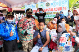 Dimulai di kampung Biuku, Vaksinasi target 100 ribu di Banjarmasin resmi digelar