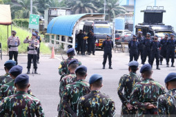 Seratus  personel Brimob Sumsel berangkat pengamanan PON Papua